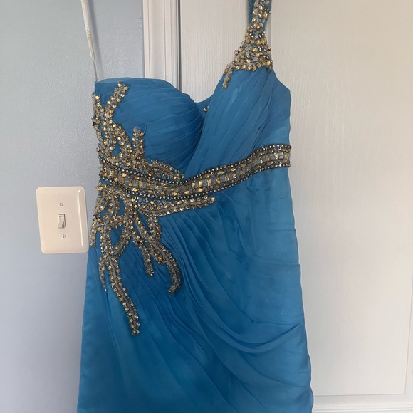 Terani couture dress (used very good condition). Size 8 with scarf - Picture 4 of 8